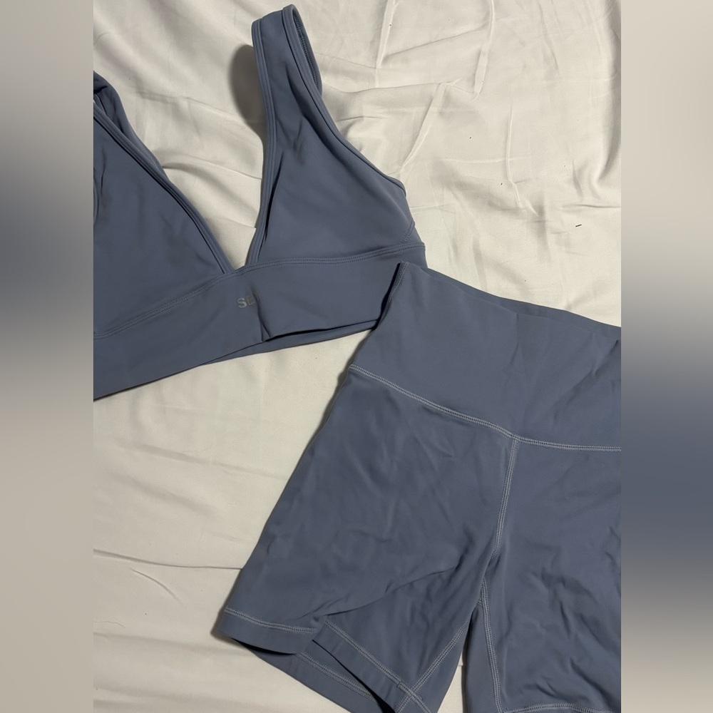 Set Active Sportbody Sport V Bra and Sportbody Bike Shorts in SURF - Small